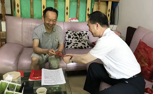 集團領(lǐng)導(dǎo)看望慰問離退休黨員、基層困難黨員和年輕黨員(圖3)