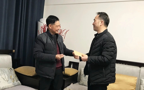 集團(tuán)領(lǐng)導(dǎo)春節(jié)前走訪慰問一線職工、困難職工和離退休老干部(圖2)