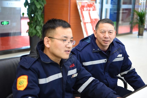 集團(tuán)領(lǐng)導(dǎo)春節(jié)前走訪慰問一線職工、困難職工和離退休老干部(圖4)