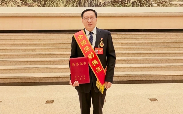 祝賀！新疆宜化礦業(yè)龐建將榮獲全國(guó)勞動(dòng)模范(圖1)
